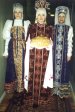 Авторские работы по мотивам костюмов 16, 17, 18 вв. (крепость «Самара»).
Составы костюмов: сарафан, блузка, головные уборы слева направо – кокошник девичий, головной убор «корона», кокошник женский (ручной росшив). 1996-2001 гг. Авторские работы по мотивам костюмов 16, 17, 18 вв. (крепость «Самара»).
Составы костюмов: сарафан, блузка, головные уборы слева направо – кокошник девичий, головной убор «корона», кокошник женский (ручной росшив). 1996-2001 гг.